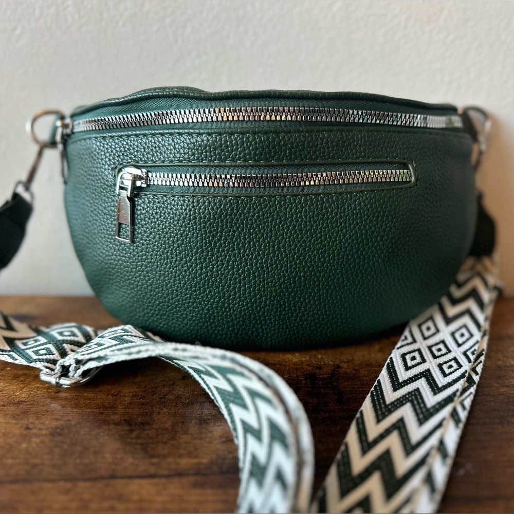Women’s Hunter Green Crossbody or Waist Bag Faux Pebbled Leather NWT - Picture 2 of 6